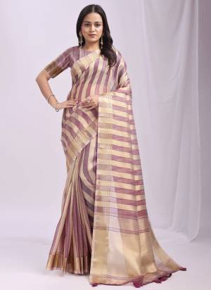 Looking These Fastive And Party Wear Saree in Fine Colored.These Saree And Blouse is Fabricated On Organza.Its Beautified With Weavon Patta Designer.