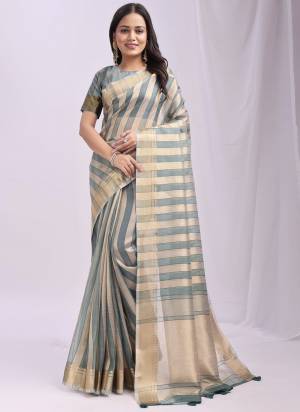 Looking These Fastive And Party Wear Saree in Fine Colored.These Saree And Blouse is Fabricated On Organza.Its Beautified With Weavon Patta Designer.