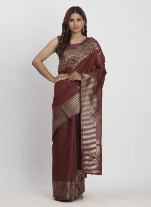 Looking These Fastive And Party Wear Saree in Fine Colored.These Saree And Blouse is Fabricated On Linen Cotton.Its Beautified With Weavon Galla Border Pallu Designer.