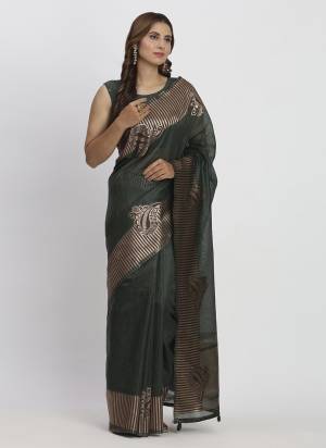 Looking These Fastive And Party Wear Saree in Fine Colored.These Saree And Blouse is Fabricated On Linen Cotton.Its Beautified With Weavon Galla Border Pallu Designer.