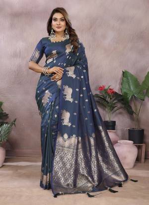 Garb These Festive Wear Saree in Fine Colored.These Saree And Blouse is Fabricated On Banarasi Silk.Its Beautified With Weaving Jacquard Designer.