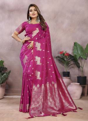 Garb These Festive Wear Saree in Fine Colored.These Saree And Blouse is Fabricated On Banarasi Silk.Its Beautified With Weaving Jacquard Designer.