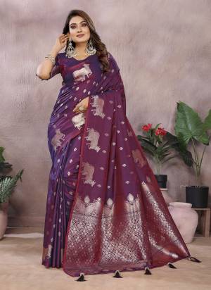 Garb These Festive Wear Saree in Fine Colored.These Saree And Blouse is Fabricated On Banarasi Silk.Its Beautified With Weaving Jacquard Designer.