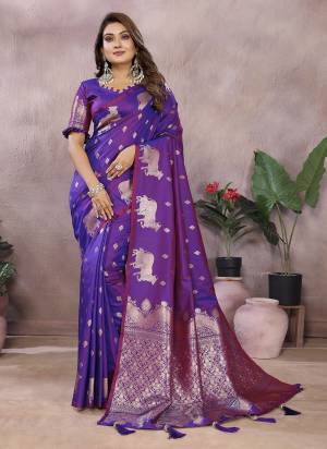 Garb These Festive Wear Saree in Fine Colored.These Saree And Blouse is Fabricated On Banarasi Silk.Its Beautified With Weaving Jacquard Designer.