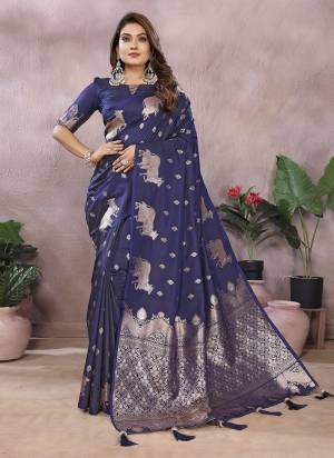Garb These Festive Wear Saree in Fine Colored.These Saree And Blouse is Fabricated On Banarasi Silk.Its Beautified With Weaving Jacquard Designer.