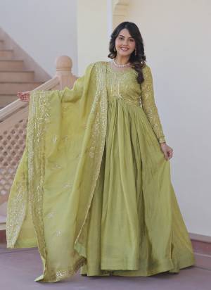 Looking These Beautiful Party Wear Readymade Long Gown With Dupatta.These Gown Are Gold Crush And Dupatta is Fabricated On Gold Crush.Its Beautified With Designer Multy Thread,Sequance Embroidery Work.