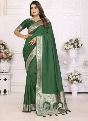 Attractive These Festive Wear Saree in Fine Colored.These Saree And Blouse is Fabricated On Banarasi Silk.Its Beautified With Weaving Jacquard Galla Designer.