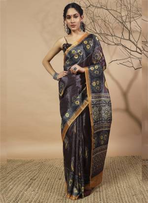 Attrective These Party Wear Saree in Fine Colored.These Saree And Blouse is Fabricated On Tissue.Its Beautified With Designer Digital Printed.