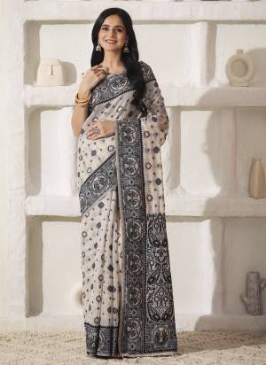 Looking These Fastive And Party Wear Saree in Fine Colored.These Saree And Blouse is Fabricated On Linen Cotton.Its Beautified With Woven Thread Designer.