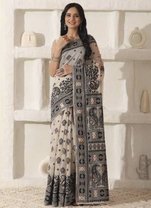 Looking These Fastive And Party Wear Saree in Fine Colored.These Saree And Blouse is Fabricated On Linen Cotton.Its Beautified With Woven Thread Designer.