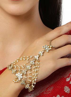 Attrective These Beautifil Colored Hathphool.These Hathphool is Come Brass Material And Beautified With Kundan Stone Work.