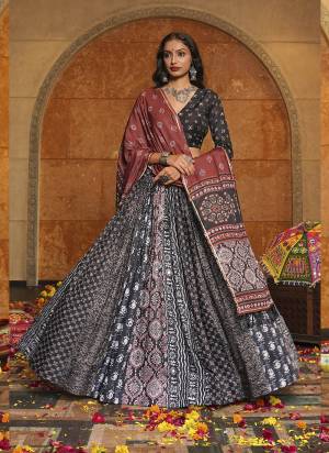 Looking These Navratri Wear Lehenga Choli in Fine Colored.These Lehenga Are Crepe Choli Are Crepe And Dupatta Are Fabricated On Crepe Pair.Its Beautified With Designer Printed.