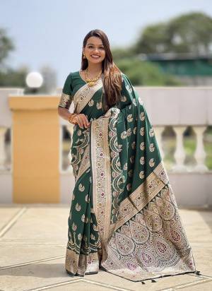 Attrective These Party Wear Saree in Fine Colored.These Saree And Blouse is Fabricated On Soft Banarasi Silk.Its Beautified With Weaving Jacquard Designer.