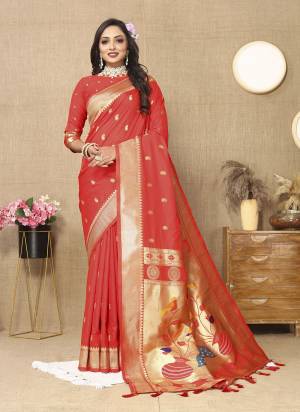 Looking These Party Wear Saree in Fine Colored.These Saree Are Paithani Silk And Blouse is Fabricated On Paithani Silk.Its Beautified With Weaving Jacquard Meenakari Designer.