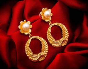 Grab This Beautiful Trending Earrings Set In Golden Color To Pair?Up With Any Colored Traditional Attire. These Are Light In Weight And Easy To Carry All Day Long. Buy Now