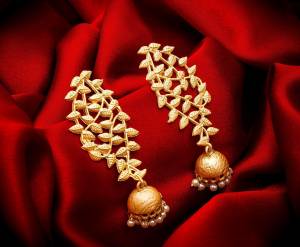 Grab This Beautiful Trending Earrings Set In Golden Color To Pair?Up With Any Colored Traditional Attire. These Are Light In Weight And Easy To Carry All Day Long. Buy Now