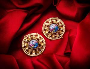 For An Attractive Look, Pair up This Beautiful Pair Of Earrings In Golden Color Which Can Be Paired With Any Colored Ethnic Attire. It Is Light In Weight And Easy To Carry All Day Long.