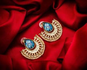 For An Attractive Look, Pair up This Beautiful Pair Of Earrings In Golden Color Which Can Be Paired With Any Colored Ethnic Attire. It Is Light In Weight And Easy To Carry All Day Long.