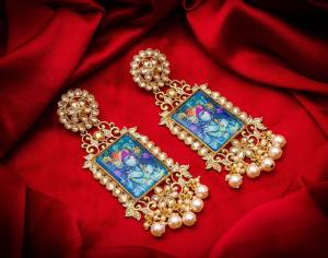 For An Attractive Look, Pair up This Beautiful Pair Of Earrings In Golden Color Which Can Be Paired With Any Colored Ethnic Attire. It Is Light In Weight And Easy To Carry All Day Long.