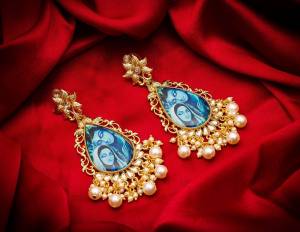 For An Attractive Look, Pair up This Beautiful Pair Of Earrings In Golden Color Which Can Be Paired With Any Colored Ethnic Attire. It Is Light In Weight And Easy To Carry All Day Long.