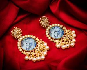 For An Attractive Look, Pair up This Beautiful Pair Of Earrings In Golden Color Which Can Be Paired With Any Colored Ethnic Attire. It Is Light In Weight And Easy To Carry All Day Long.