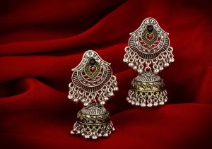 Give A Traditional Touch To Your Look With Pairing This Beautiful?Pair Of Jhumka In Silver Color. This Pretty Pair Can Be Paired With Any Colored Attire Which Give An Enhanced Look To Your Personality