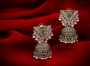 Give A Traditional Touch To Your Look With Pairing This Beautiful?Pair Of Jhumka In Silver Color. This Pretty Pair Can Be Paired With Any Colored Attire Which Give An Enhanced Look To Your Personality