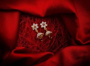 Here Is A Very Pretty Pair Of Simple And Elegant Looking Earring Set In Golden Color. It Has Pretty Unique pattern With Attractive Diamond Work. You can Pair This Even With Simple Attire As Well As A Heavy One. This Pretty Evergreen Design Compliments Any Kind Of Attire You Wear.