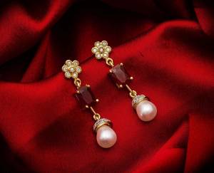 Here Is A Very Pretty Pair Of Delicate And Elegant Looking Earring?Set In Golden Color. It Has Pretty Unique pattern With Attractive Diamond Work. You can Pair This Even With Simple Attire As Well As A Heavy One. This Pretty Evergreen Design Compliments Any Kind Of Attire You Wear.