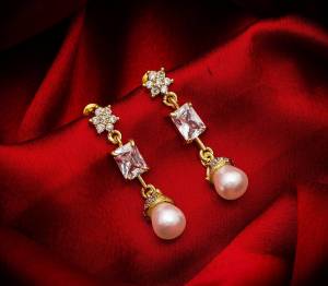 Here Is A Very Pretty Pair Of Delicate And Elegant Looking Earring?Set In Golden Color. It Has Pretty Unique pattern With Attractive Diamond Work. You can Pair This Even With Simple Attire As Well As A Heavy One. This Pretty Evergreen Design Compliments Any Kind Of Attire You Wear.