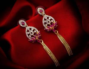 Here Is A Very Pretty Pair Of Delicate And Elegant Looking Earring Set In Golden Color. It Has Pretty Unique pattern With Attractive Diamond Work. You can Pair This Even With Simple Attire As Well As A Heavy One. This Pretty Evergreen Design Compliments Any Kind Of Attire You Wear.?