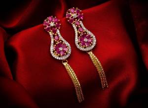 Here Is A Very Pretty Pair Of Delicate And Elegant Looking Earring Set In Golden Color. It Has Pretty Unique pattern With Attractive Diamond Work. You can Pair This Even With Simple Attire As Well As A Heavy One. This Pretty Evergreen Design Compliments Any Kind Of Attire You Wear.?