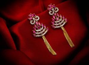 Here Is A Very Pretty Pair Of Delicate And Elegant Looking Earring Set In Golden Color. It Has Pretty Unique pattern With Attractive Diamond Work. You can Pair This Even With Simple Attire As Well As A Heavy One. This Pretty Evergreen Design Compliments Any Kind Of Attire You Wear.?