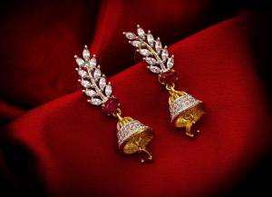 Here Is A Very Pretty Pair Of Delicate And Elegant Looking Earring Set In Golden Color. It Has Pretty Unique pattern With Attractive Diamond Work. You can Pair This Even With Simple Attire As Well As A Heavy One. This Pretty Evergreen Design Compliments Any Kind Of Attire You Wear.?