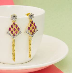 Here Is A Lovely Patterned Designer Earrings Set Is Here In Golden?Color Beautified With Attractive Diamond Work. It IS Pretty Light Weight And Easy To Carry Throughout The Gala. Buy Now.