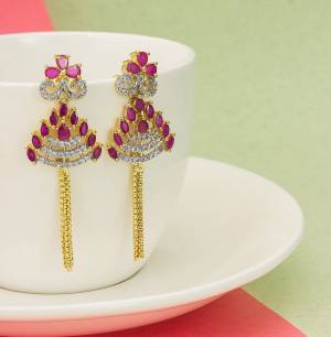 Here Is A Lovely Patterned Designer Earrings Set Is Here In Golden?Color Beautified With Attractive Diamond Work. It IS Pretty Light Weight And Easy To Carry Throughout The Gala. Buy Now.